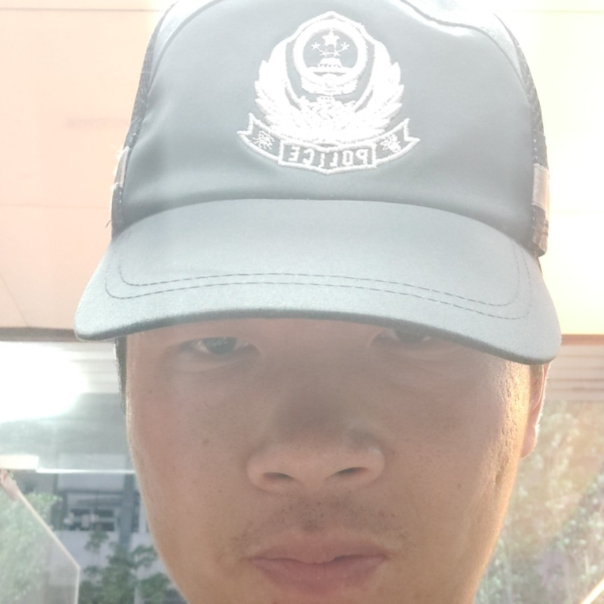 爱笑深拥水壶的照片