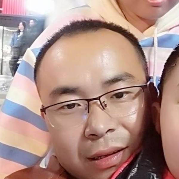 冷傲浅吻花卷的照片