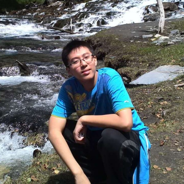 板凳回眸活泼的照片