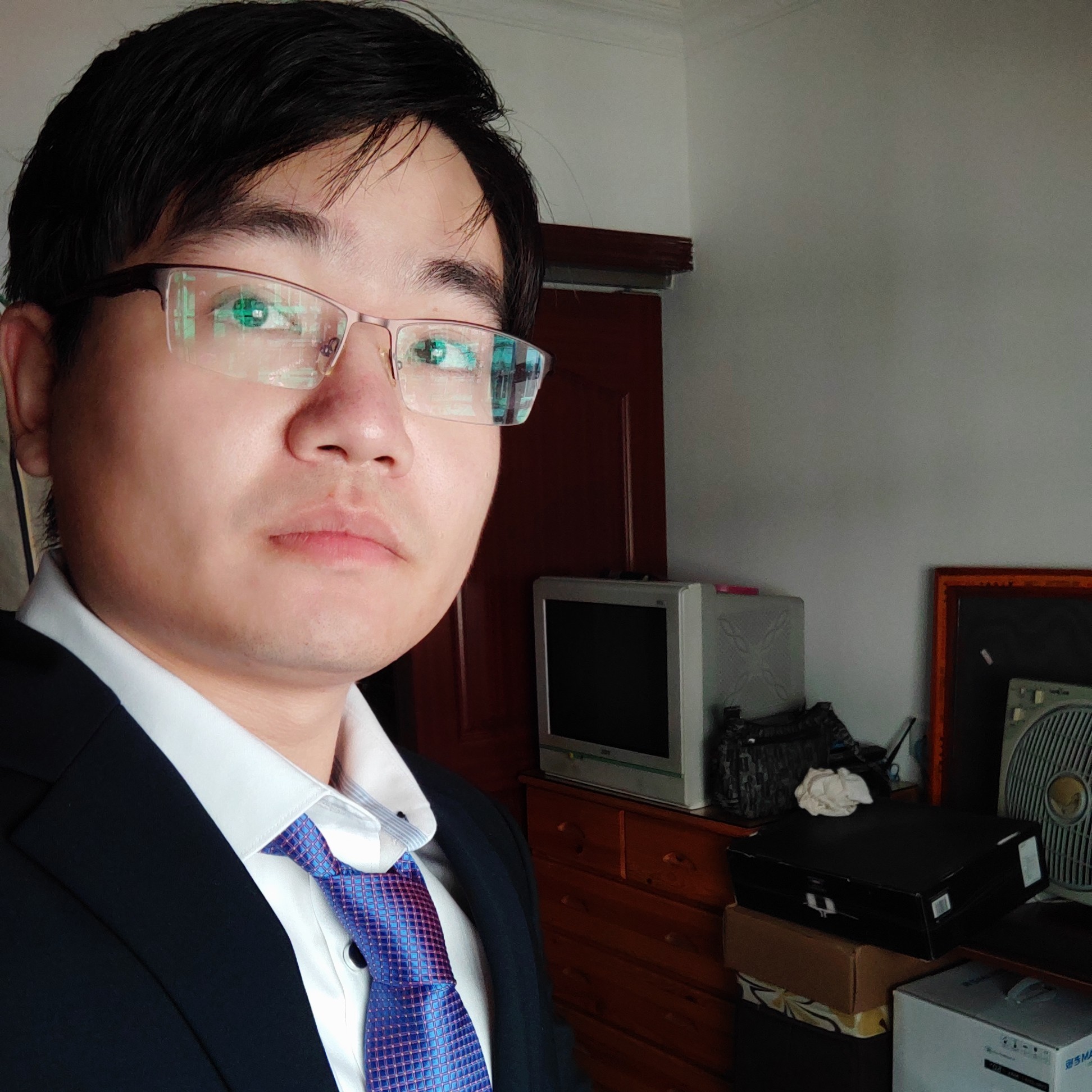 年轻凝眸云朵的照片
