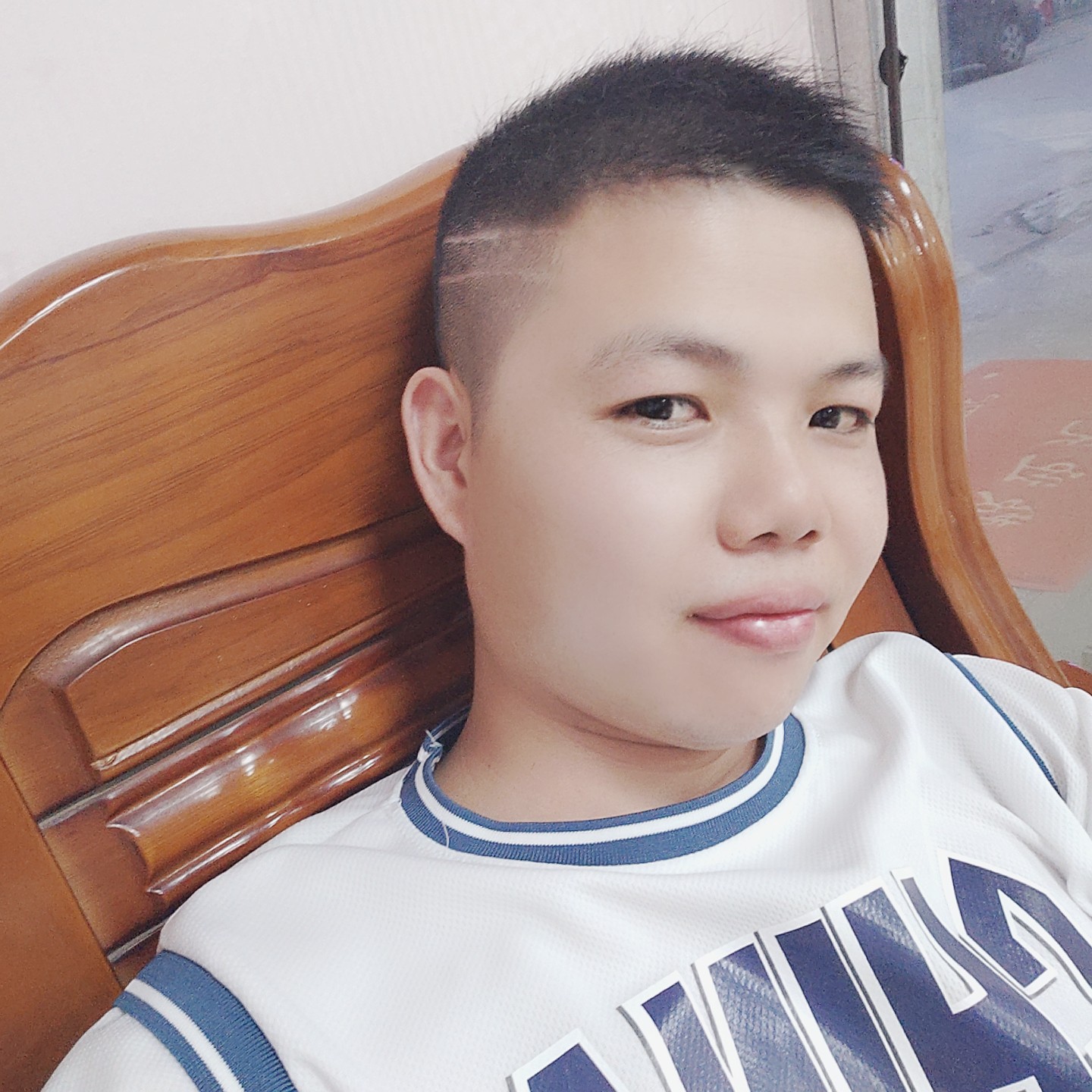 精明漫步小松鼠的照片