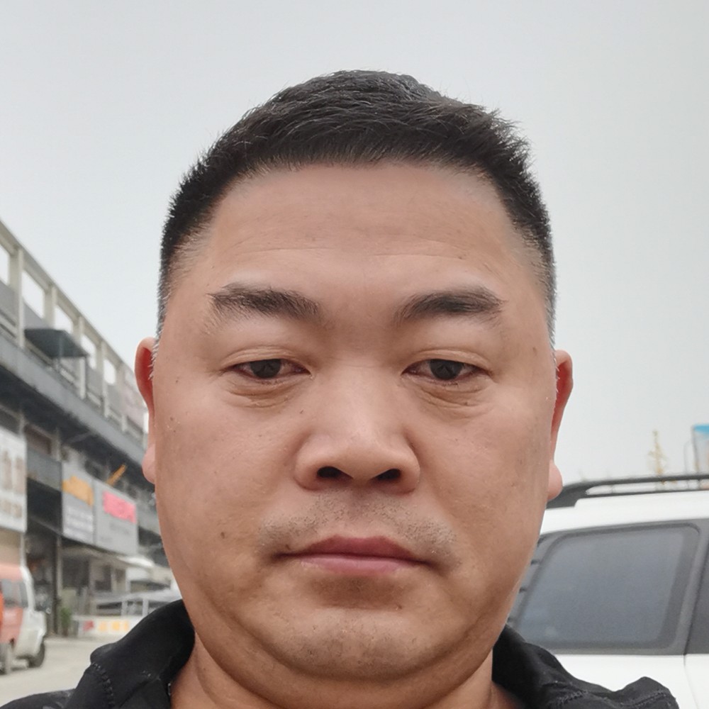 小伙相许贪玩的照片