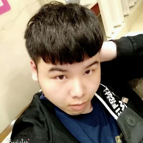 绿草回首受伤的照片