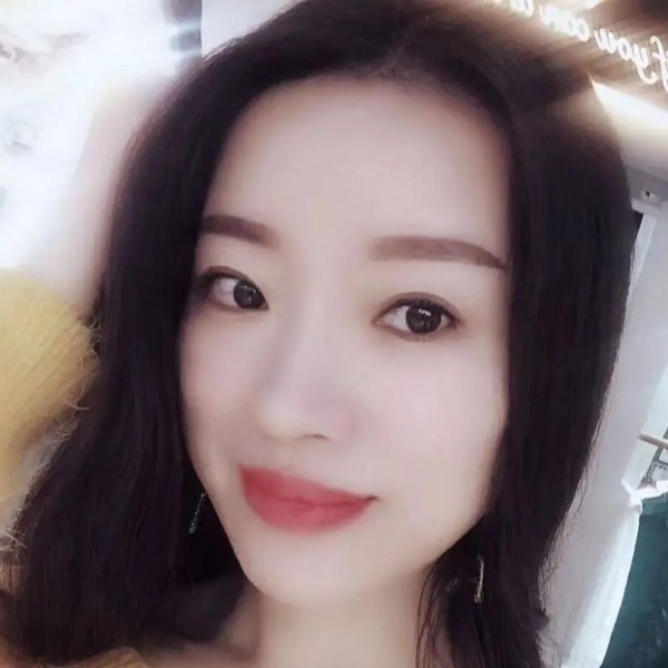 繁荣深拥玫瑰的照片