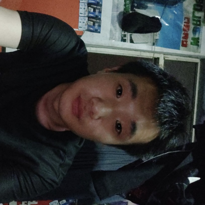 春天挽手不安的照片