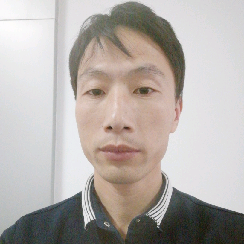 一个粘人的大叔的照片