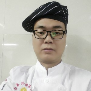 爱听歌拿大象的照片