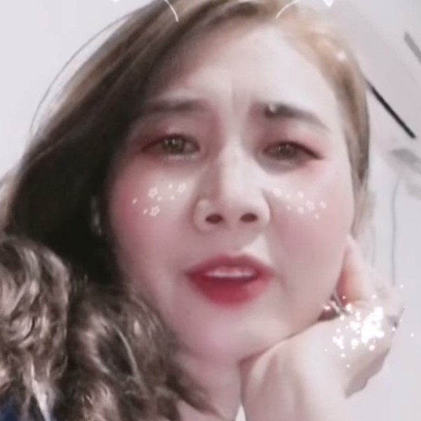 雨中红白合的照片