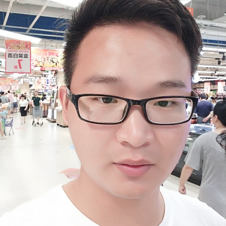 体贴深拥小懒猪的照片