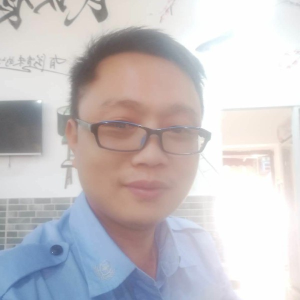伤痕累累的男孩的照片