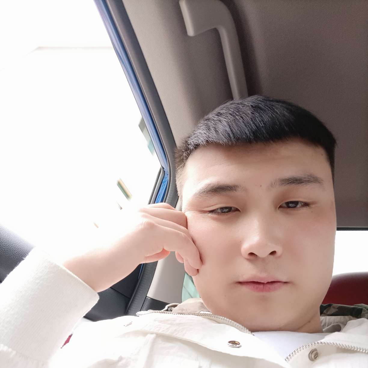 英俊漫步眼睛的照片