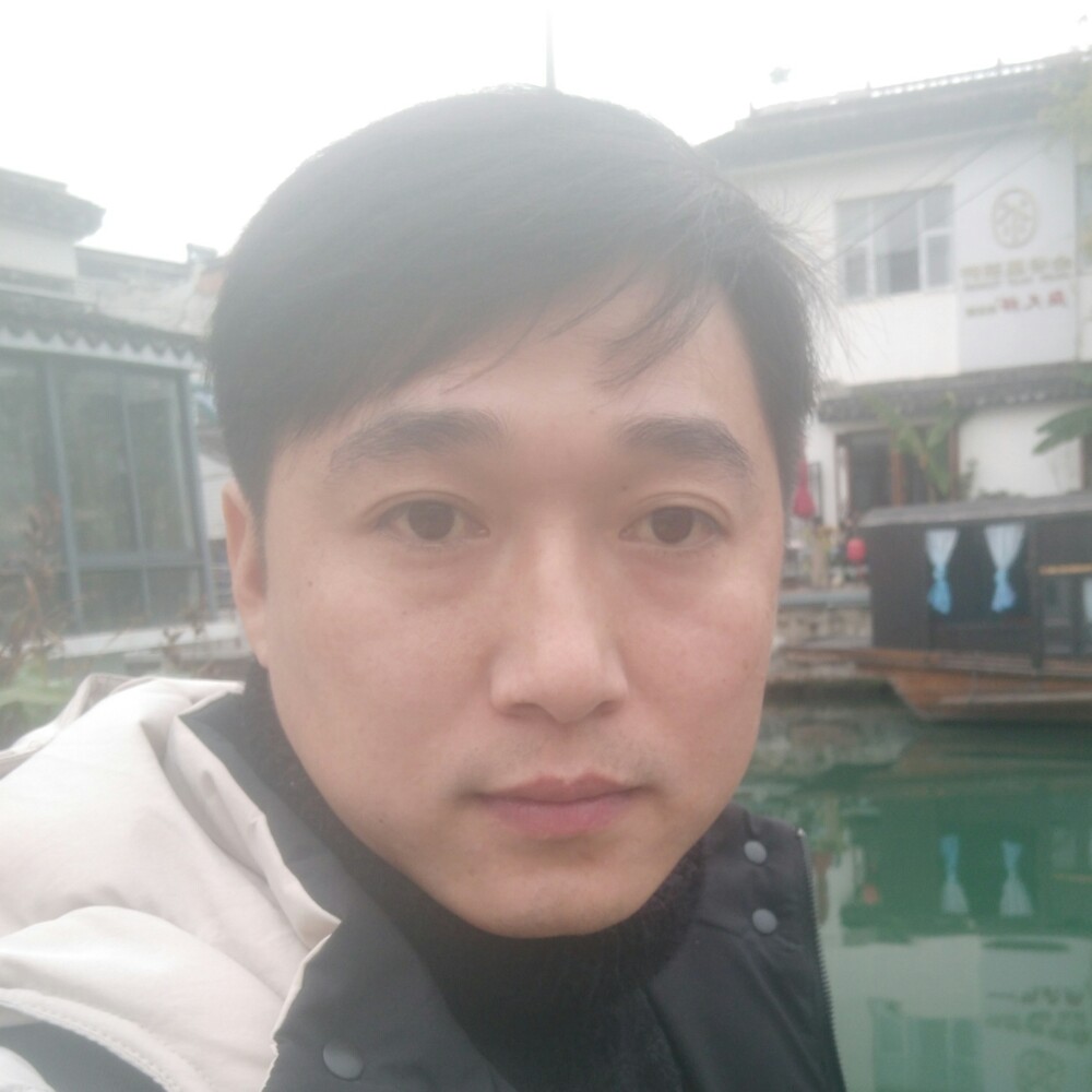 草丛方爱笑的照片