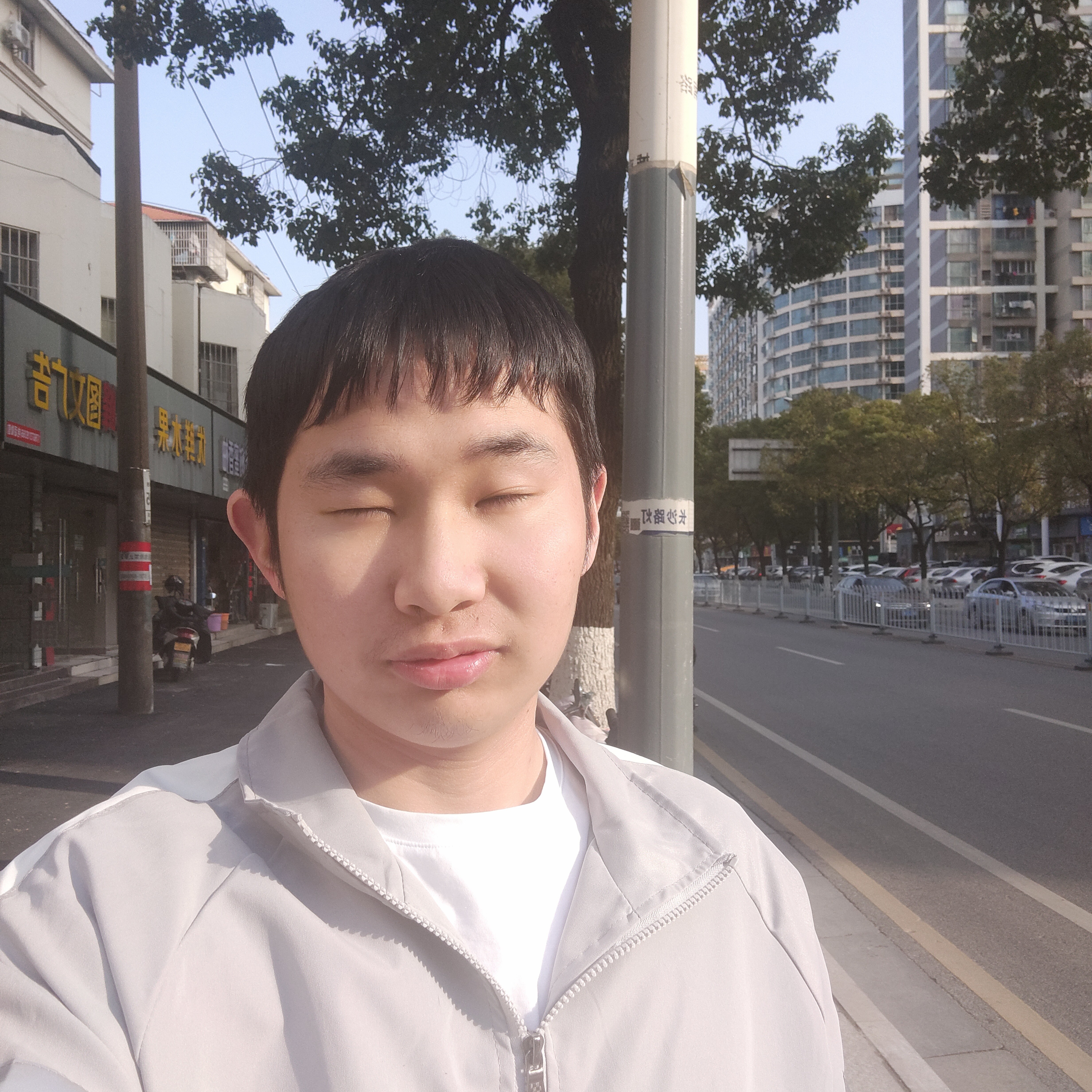 洛尘留胡子的照片