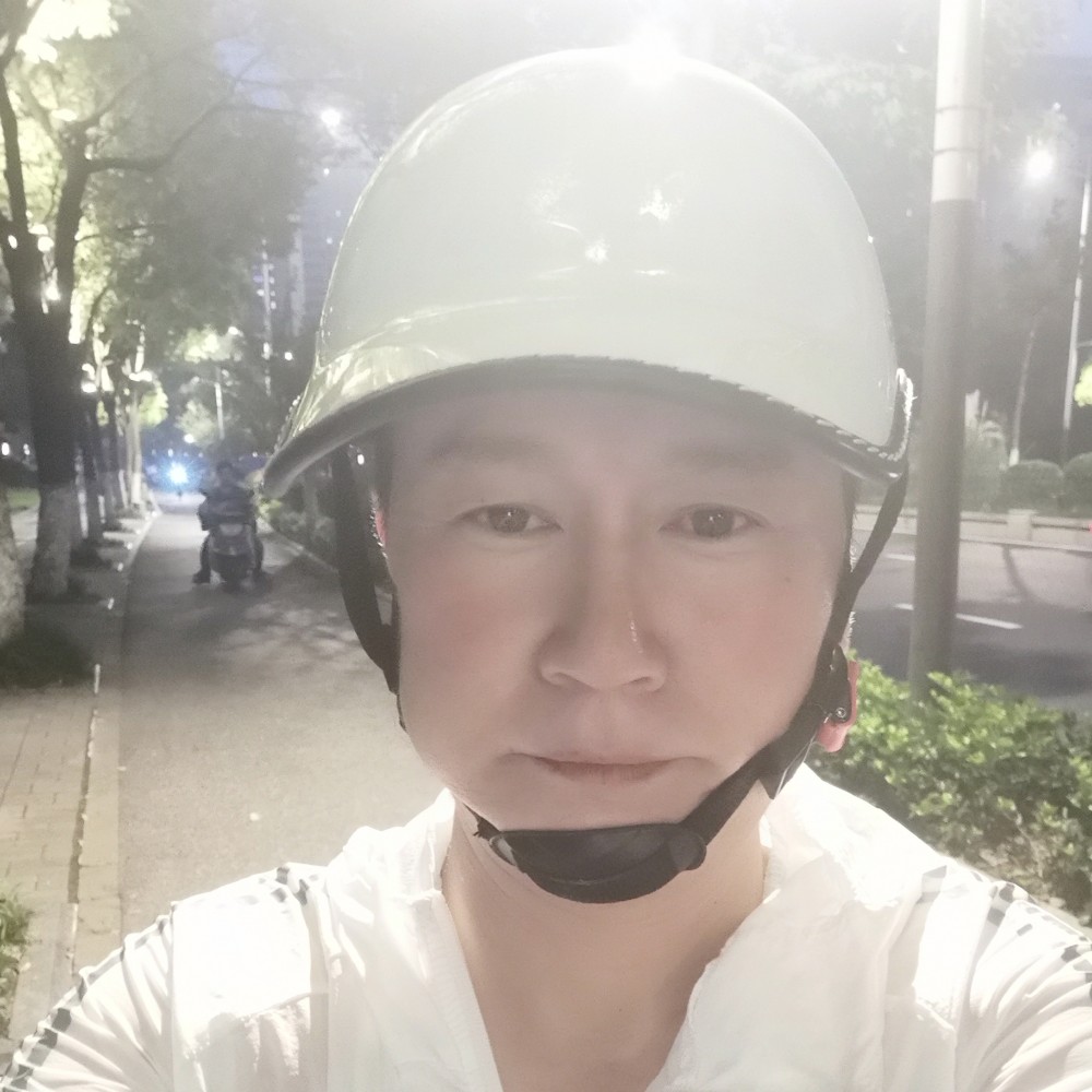 羞涩漫步月饼的照片
