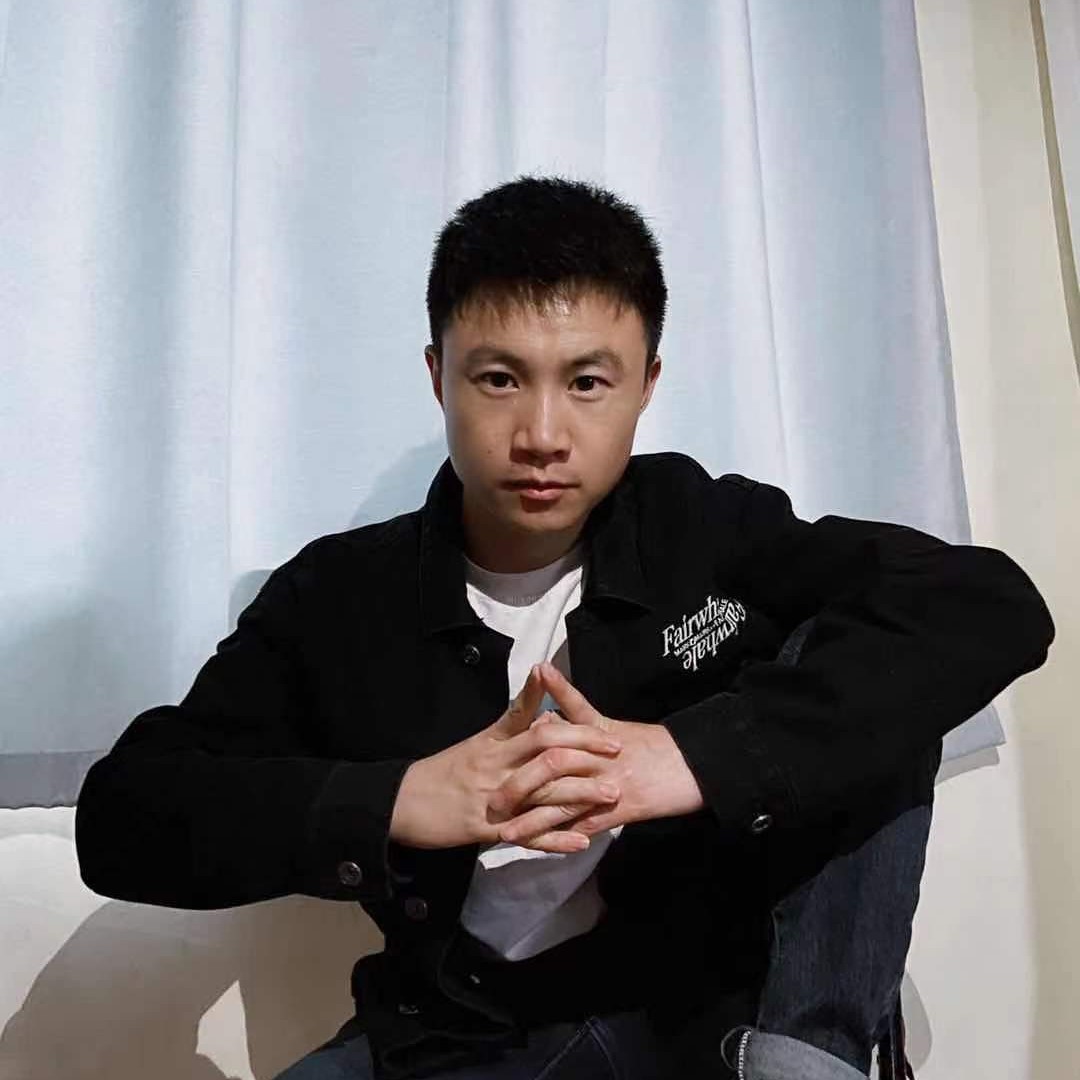 外向笑面包的照片