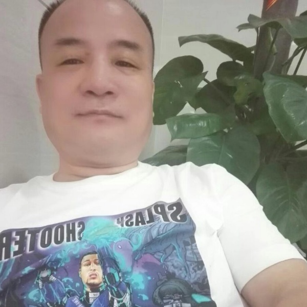 秦枫画家的照片