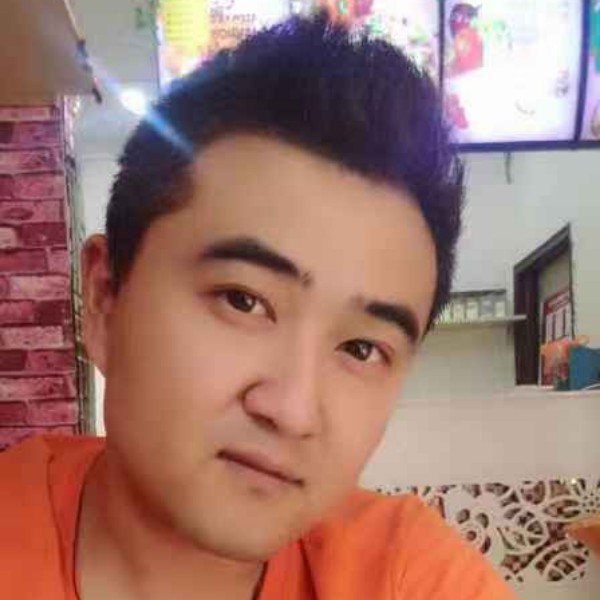 仁爱拿棒球的照片