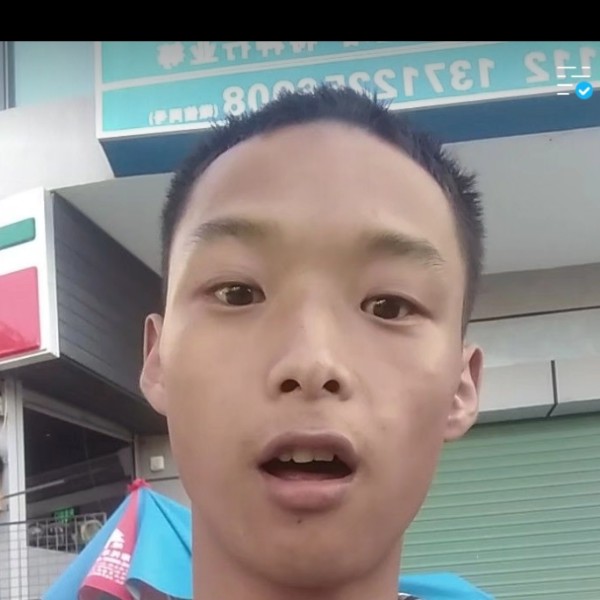 驼背的疯子的照片