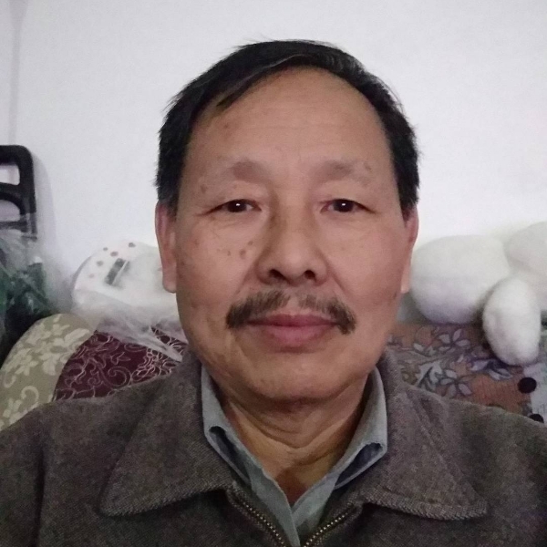 小土豆认真的照片