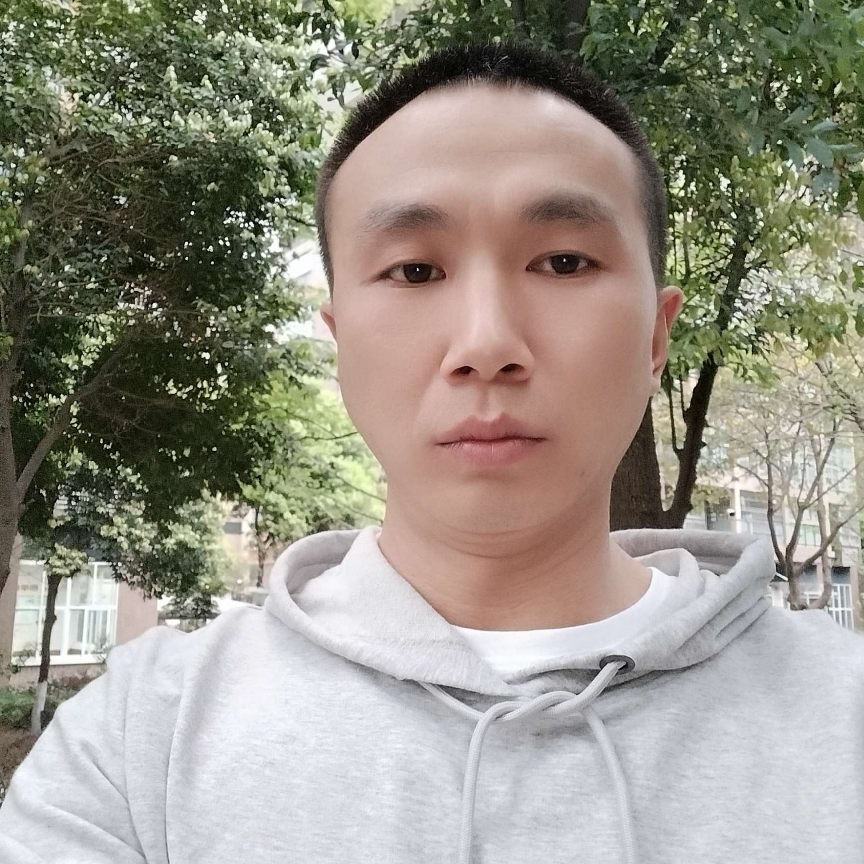 甜美吃醋笑靥的照片