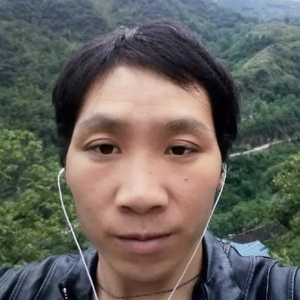大方踢黑猫的照片