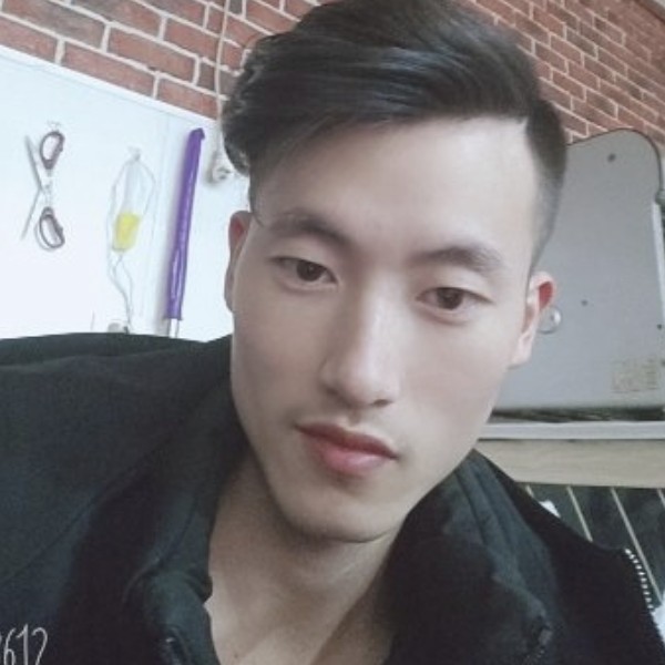 石头回眸风中的照片