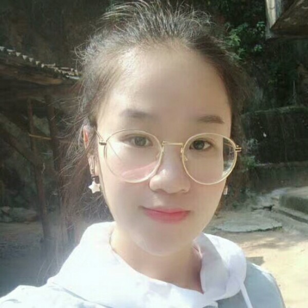 阳光下花瓣跳舞的照片