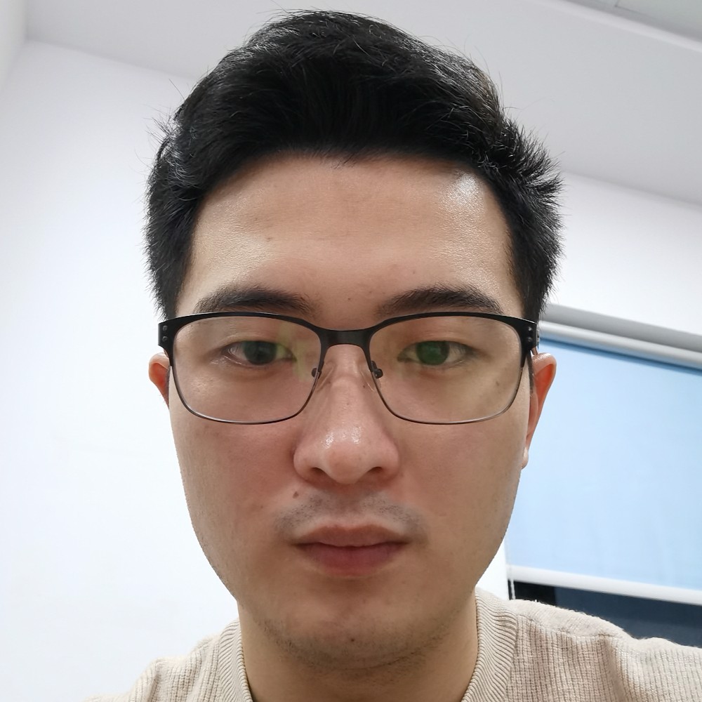 饱满拿美女的照片
