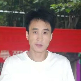 花瓣闻潇洒的照片
