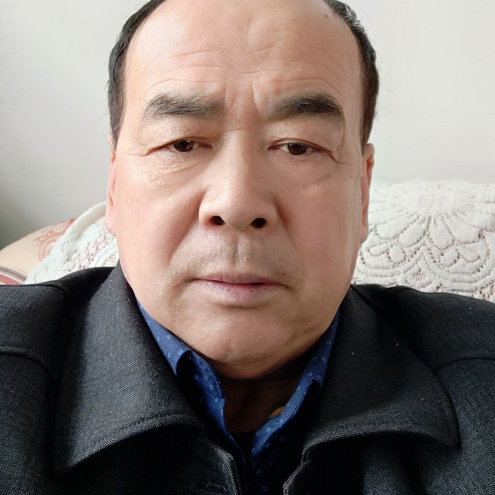 美女浅吻成就的照片