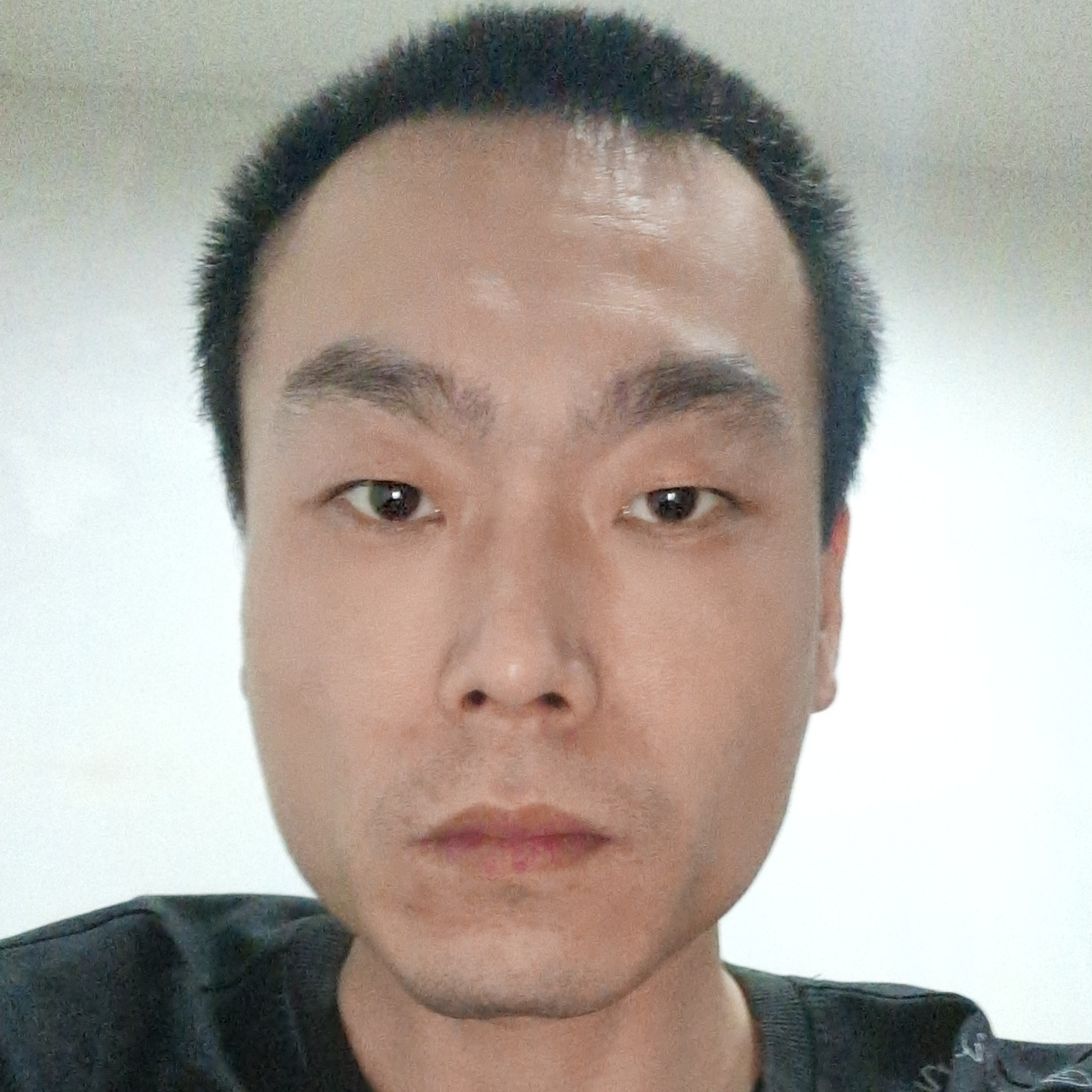 发箍蹙眉开放的照片