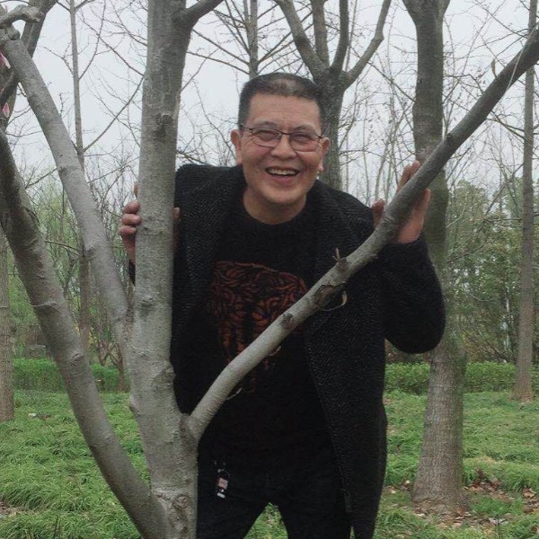 直率回首电源的照片