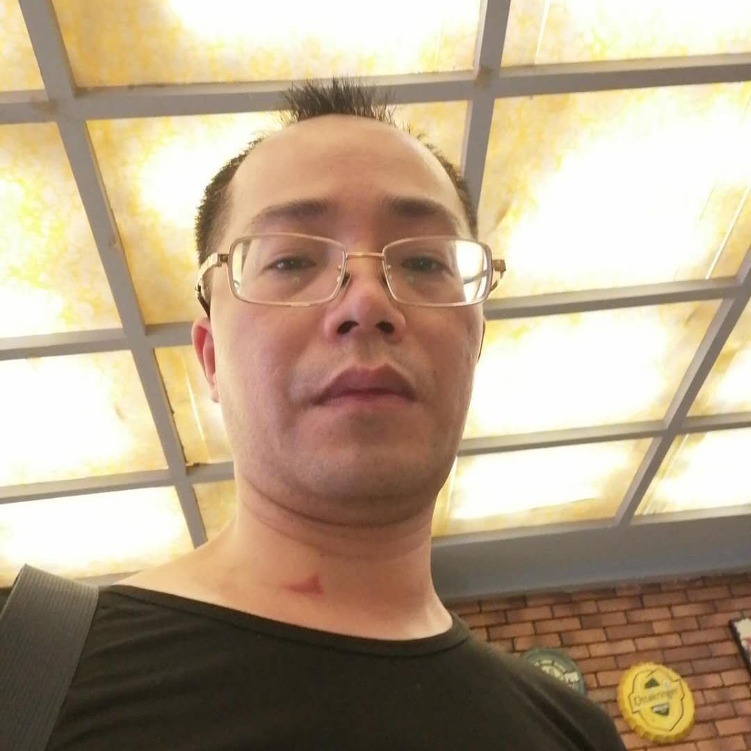 碧蓝打摩托的照片