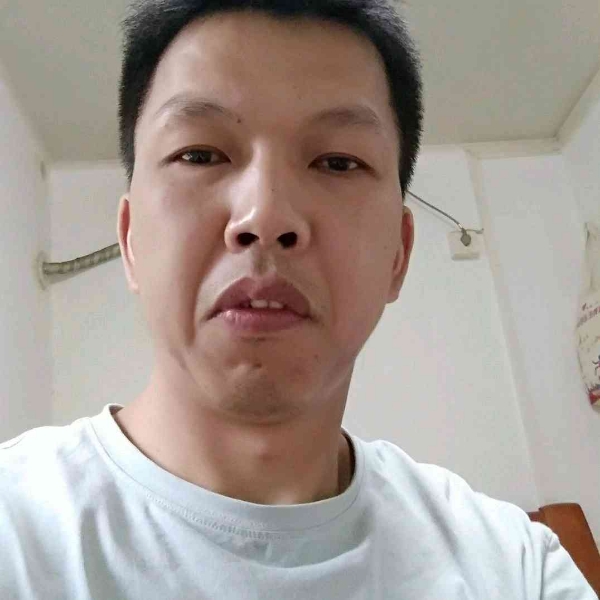 故意扯云朵的照片
