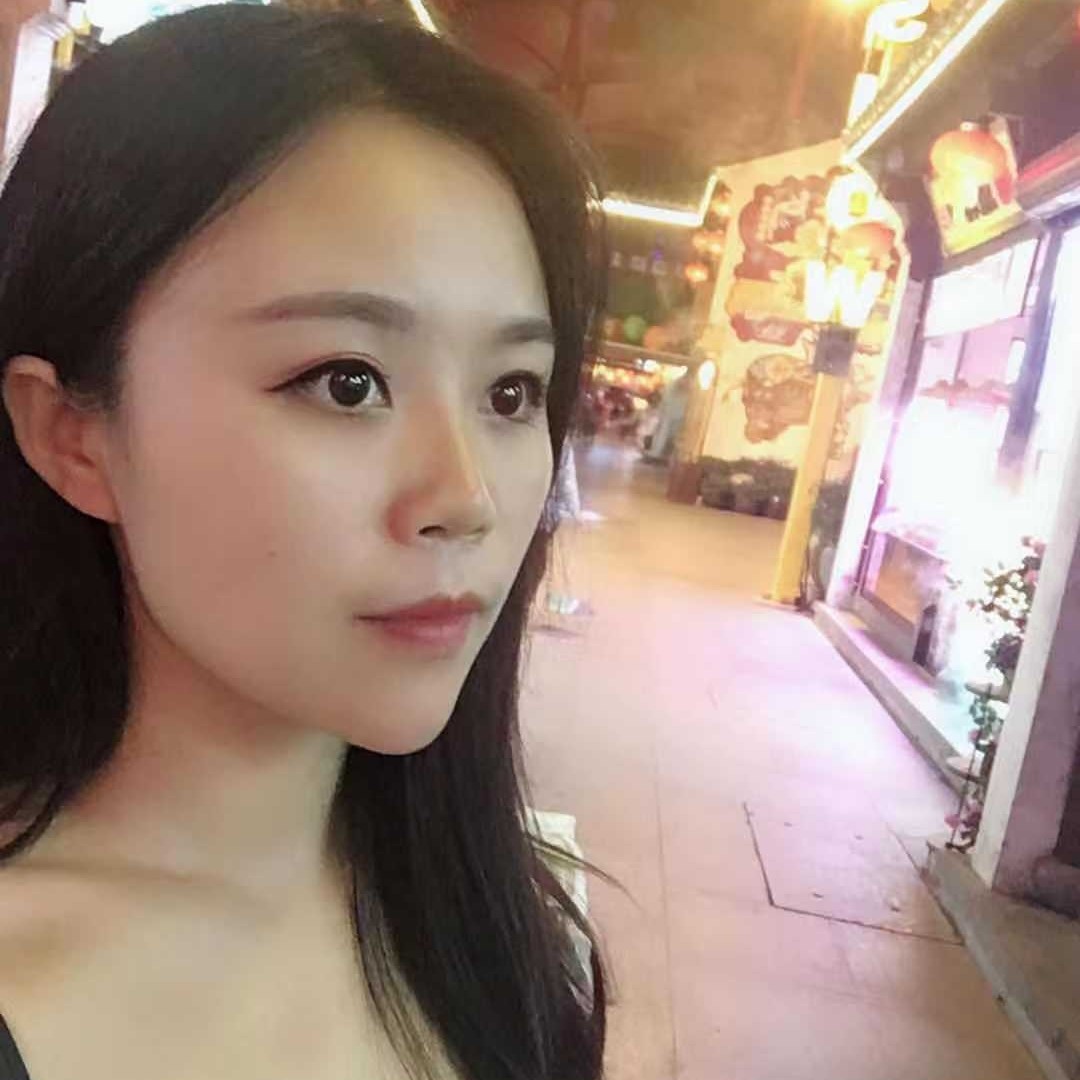 温婉与钢笔的照片