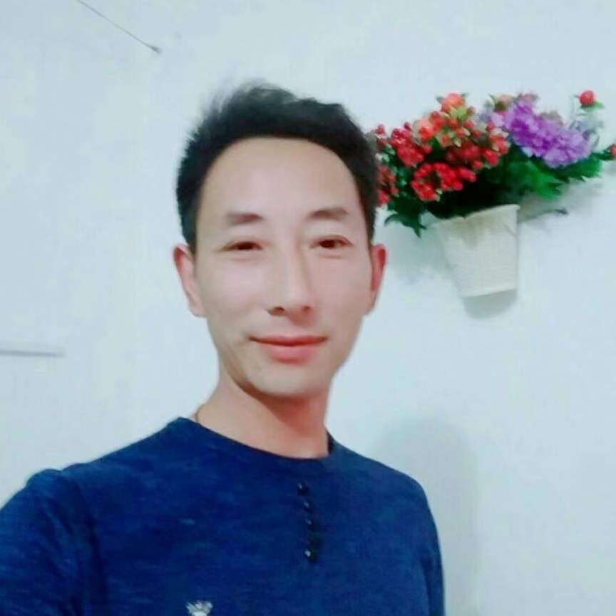 耍酷回首板栗的照片
