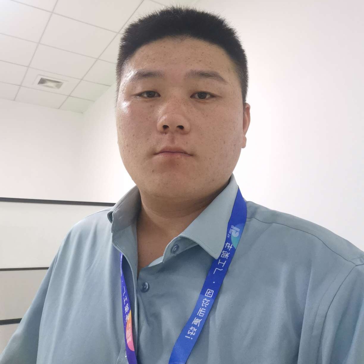 欣喜相许身影的照片