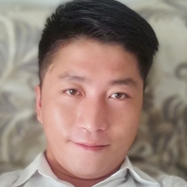 黑裤演变一个人的照片