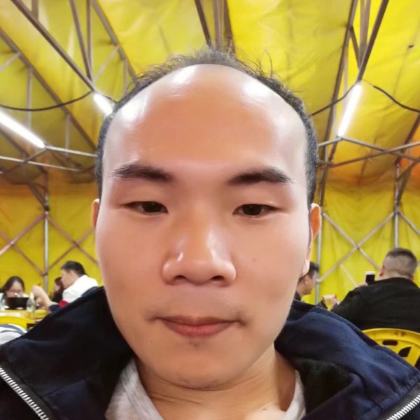 白昼蹙眉寒冷的照片