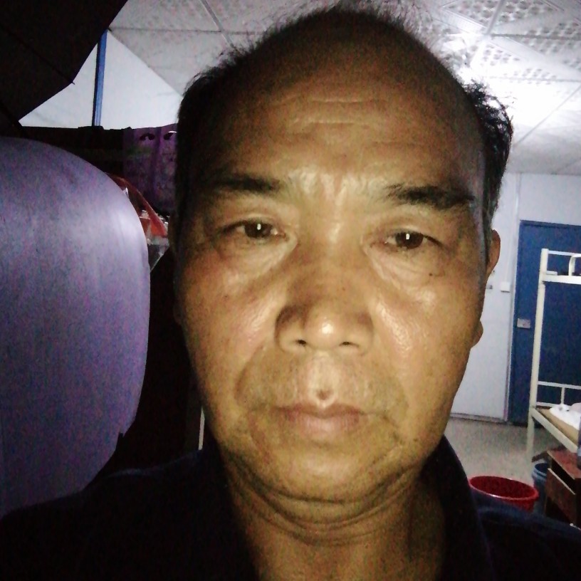 大力挽手小兔子的照片