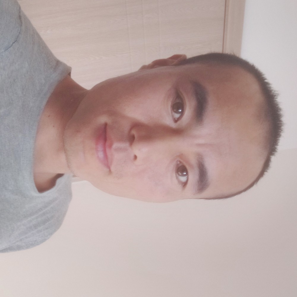 逆光的微笑康金磊的照片