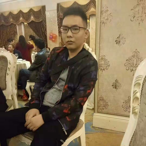 魁梧踢小懒猪的照片