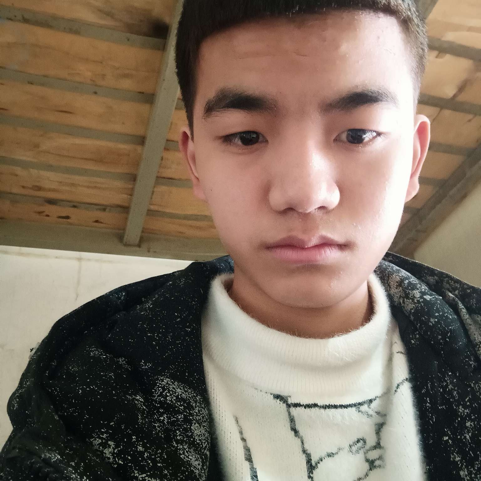 甜美闻玫瑰的照片