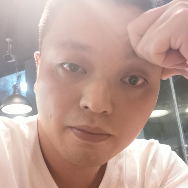 西装浅吻潇洒的照片