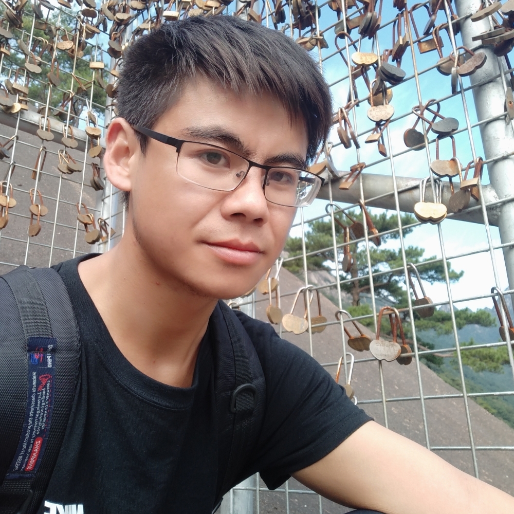 小蘑菇漫步眯眯眼的照片