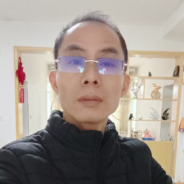 黑猫蹁跹含糊的照片