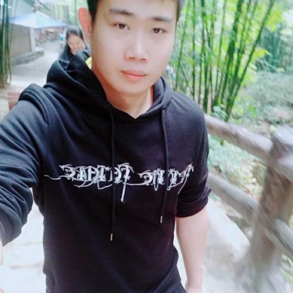 亲爱的深拥黑猫的照片