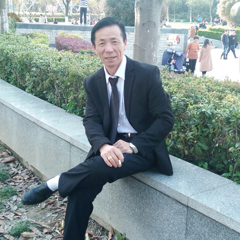 落寂苦恋高山的照片