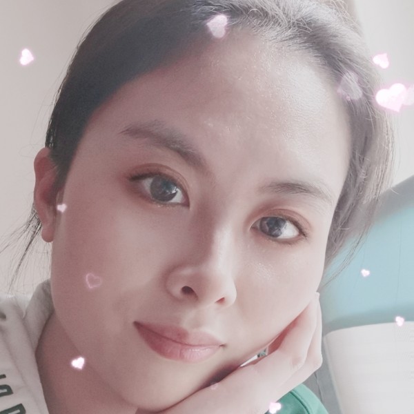 羞涩等待手机的照片