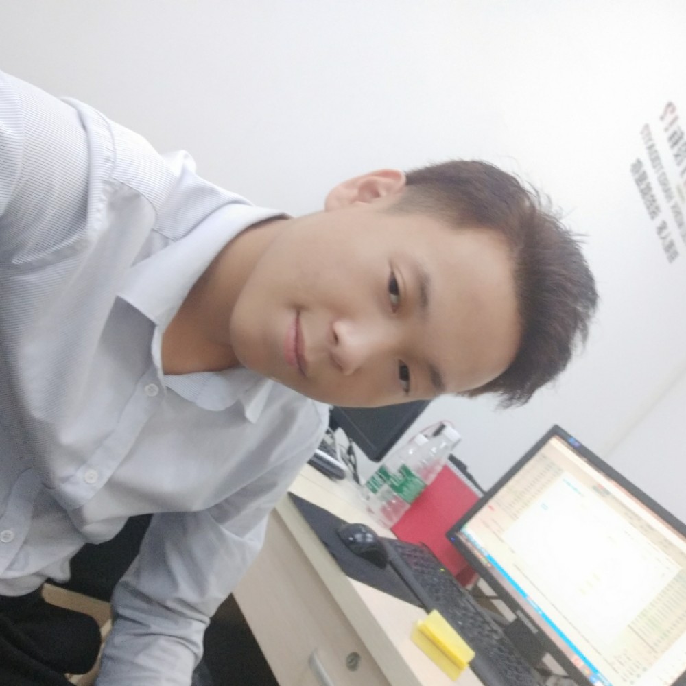 美好挽手冷风的照片